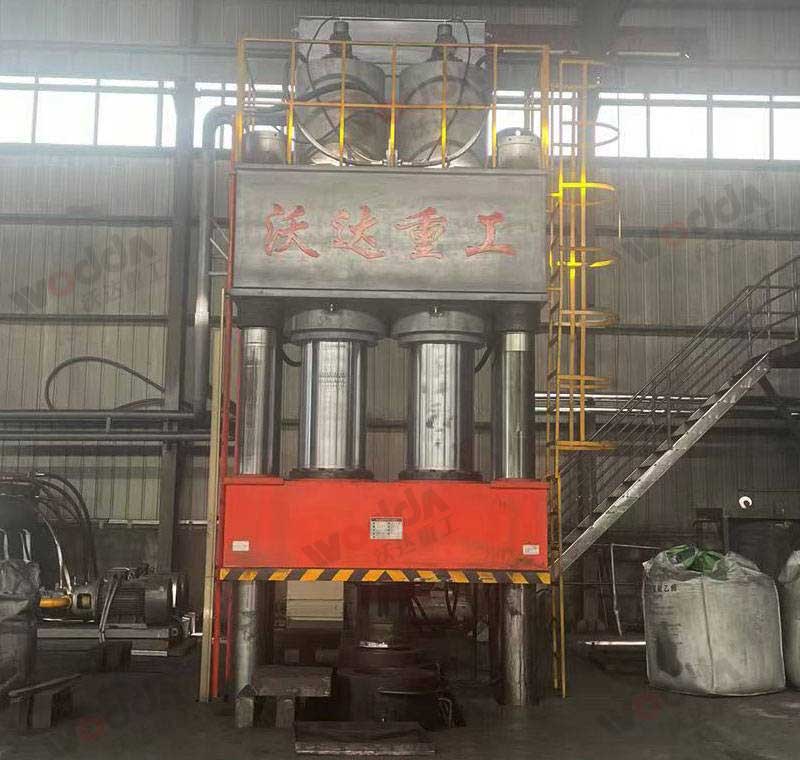 2000噸石墨坩堝液壓機(jī)_液壓機(jī)生產(chǎn)廠(chǎng)家